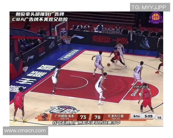 赖俊豪因头撞广告牌伤退媒体人呼吁取消场边广告牌保护运动员安全